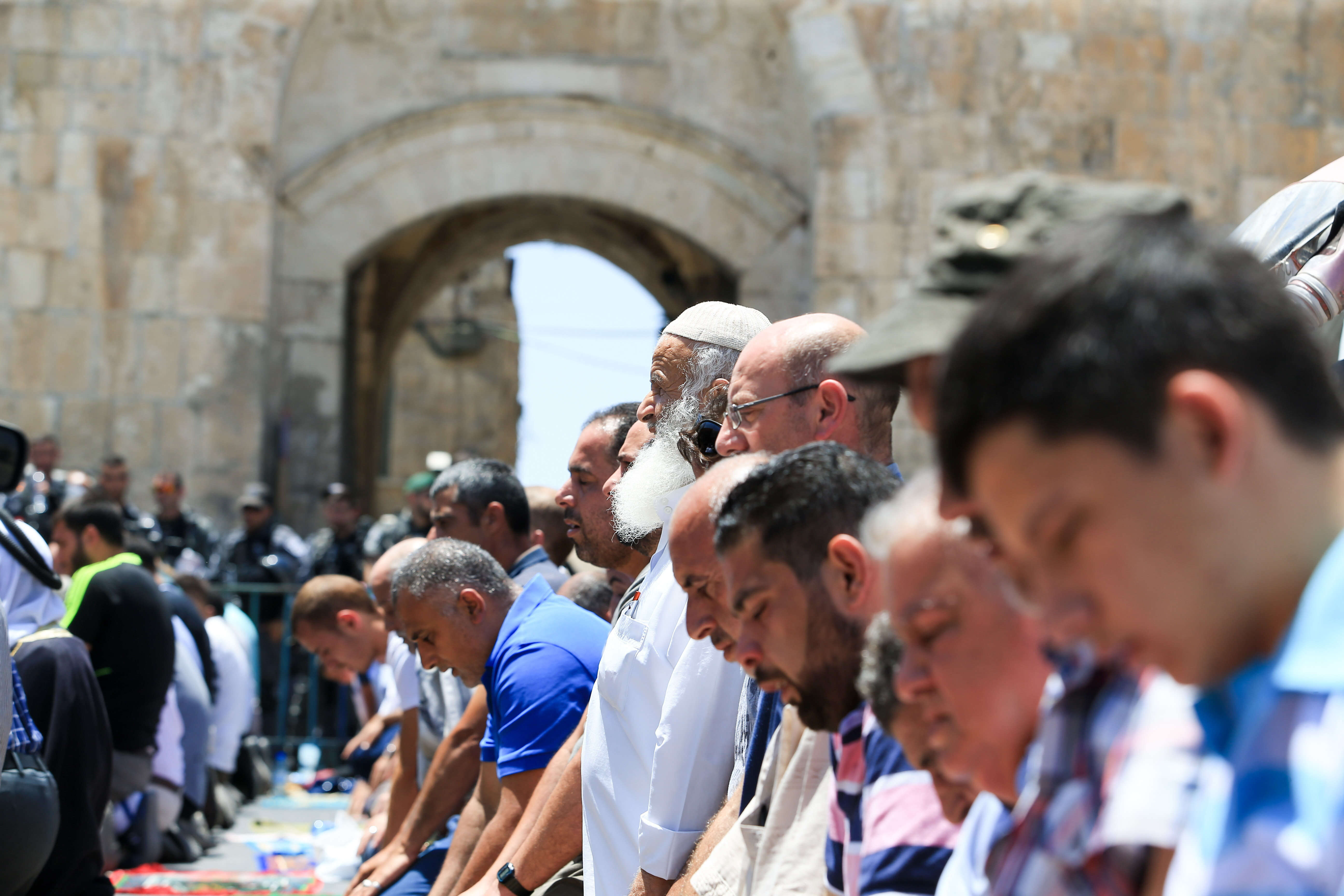 תפילות מוסלמים מחוץ להר הבית. | אורן בן חקון