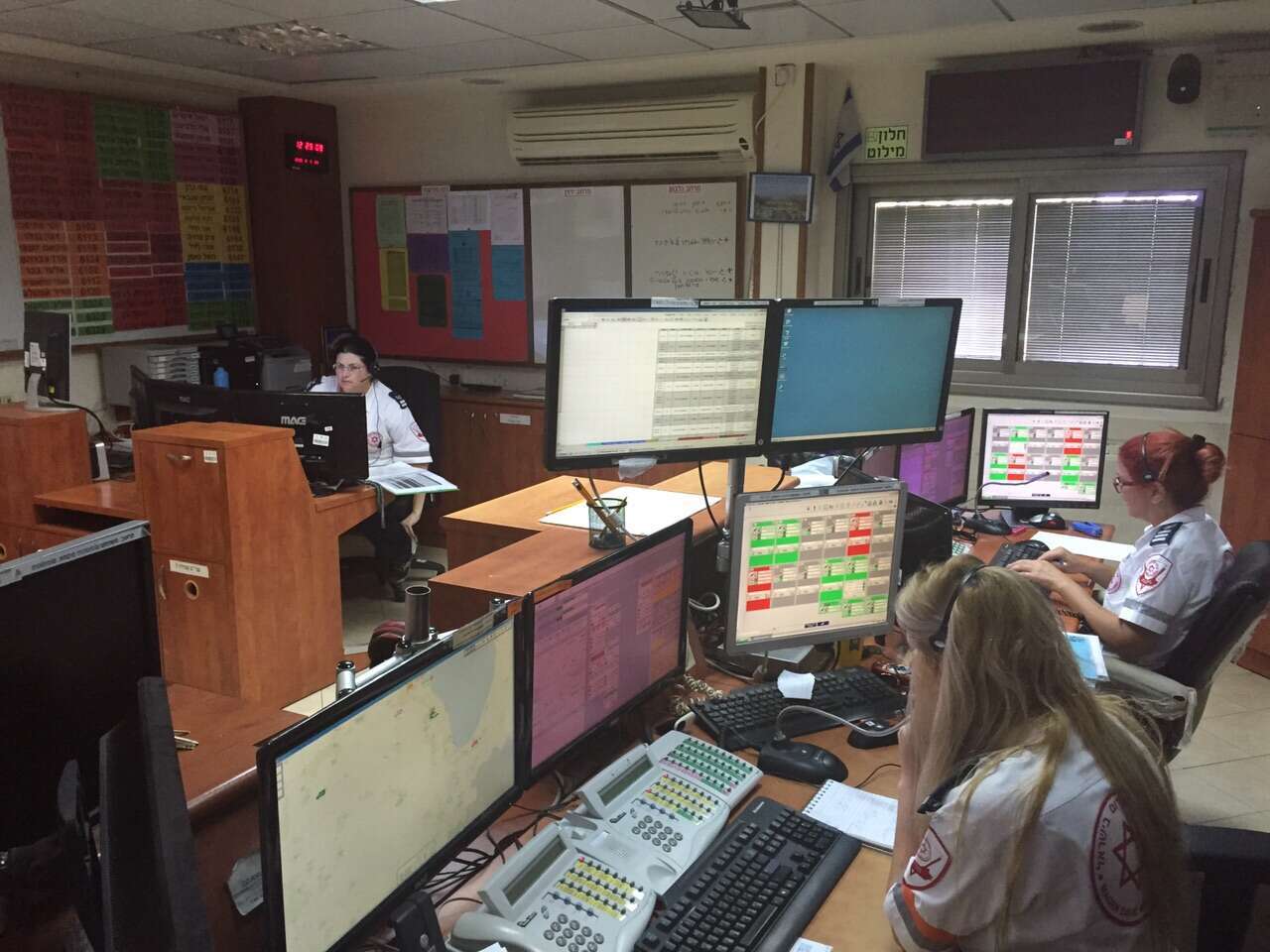 מוקד מגן דוד אדום. | דוברות מד''א