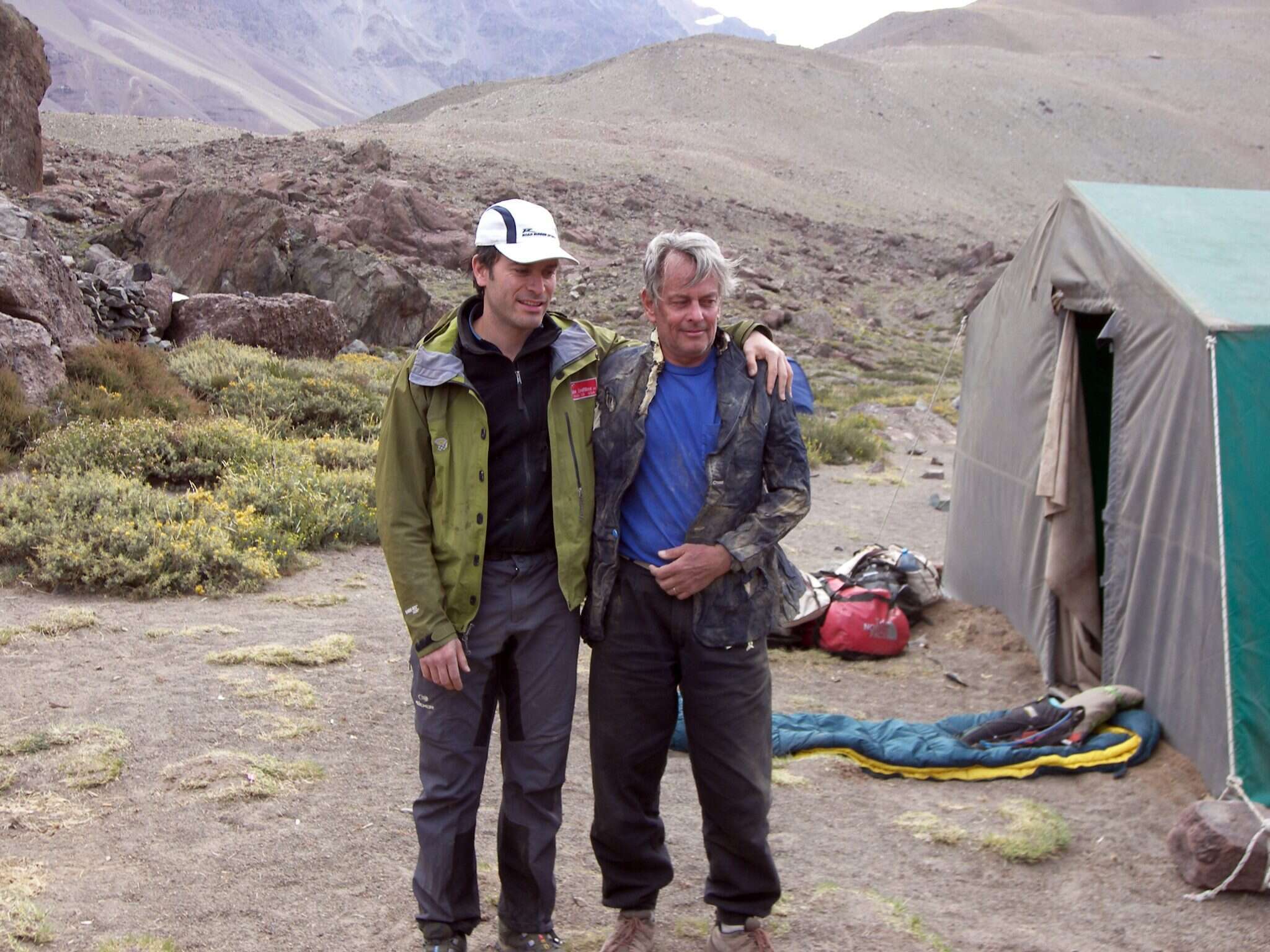 מטפס ההרים פניה ואחד הניצולים במקום ההתרסקות, 2008. | AFP