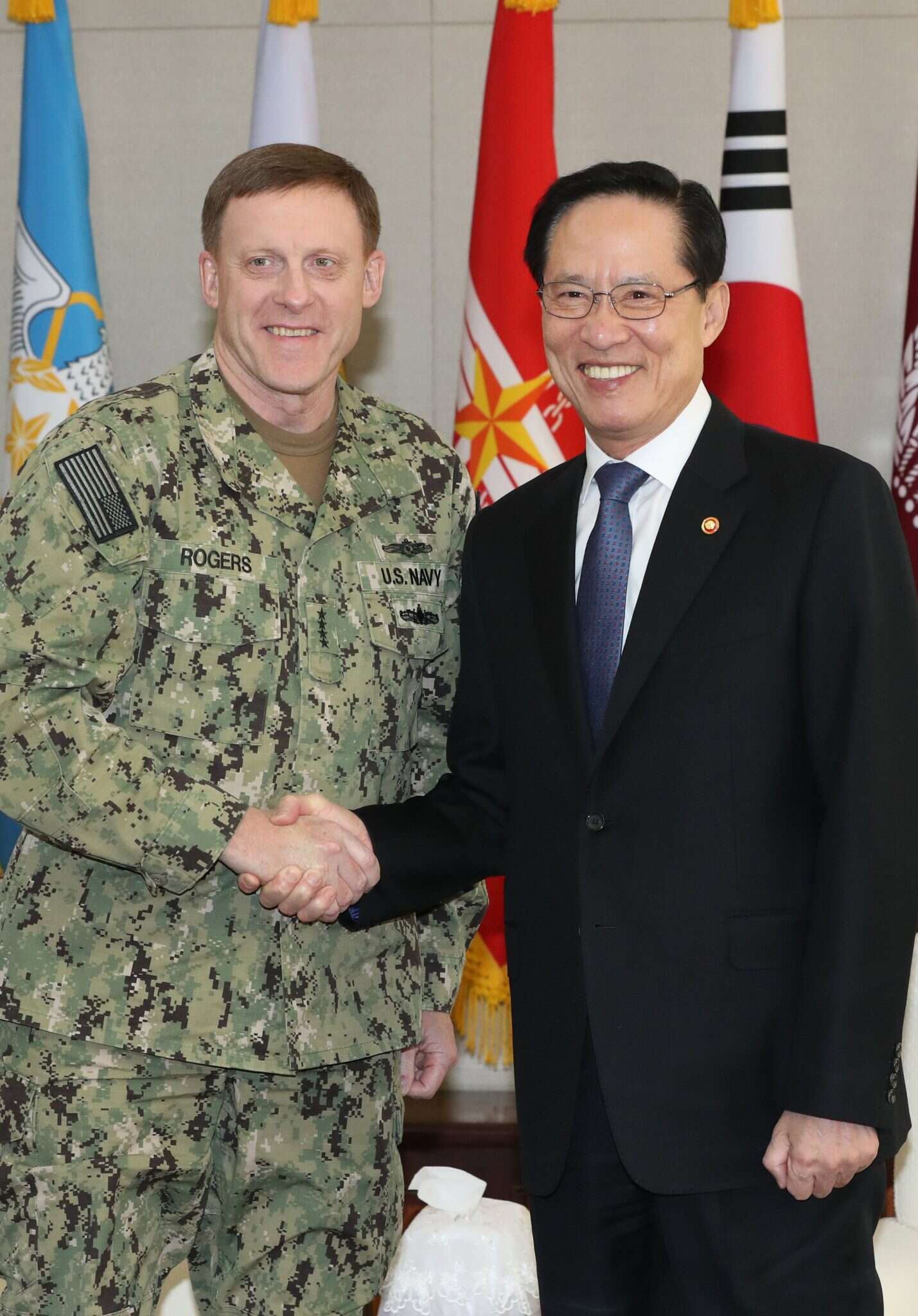 מפקד פיקוד הסייבר של ארה"ב מייקל רוג'רס ושר ההגנה הדרום קוריאני סונג יונג-מו. | EPA