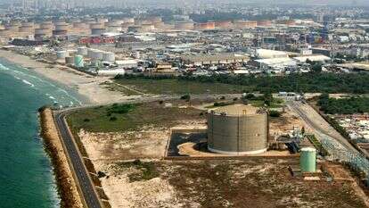מיכל האמוניה שבמפרץ חיפה. | הרצי שפירא מיכל האמוניה שבמפרץ חיפה. | הרצי שפירא
