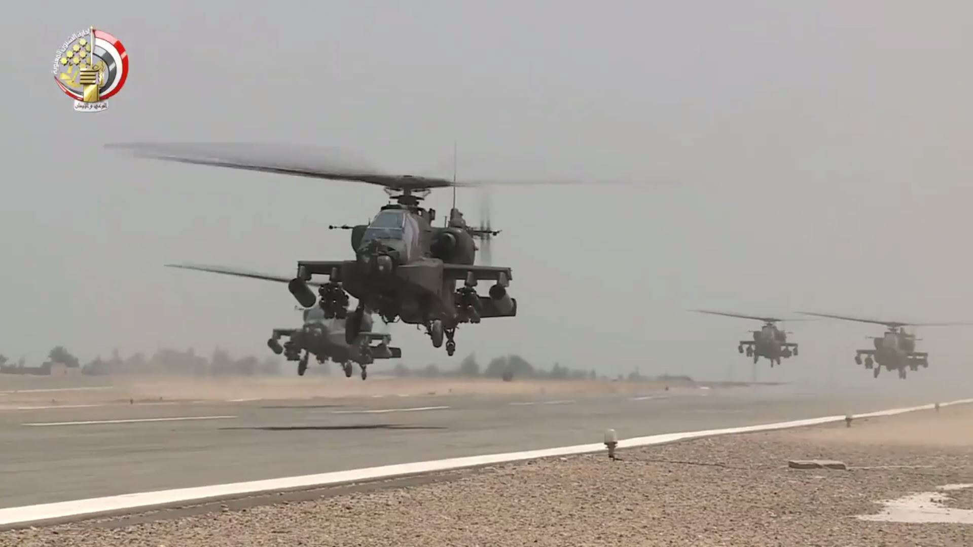 מסוקי קרב של צבא מצרים בדרך לתקיפה בסיני. | EPA מסוקי קרב של צבא מצרים בדרך לתקיפה בסיני. | EPA