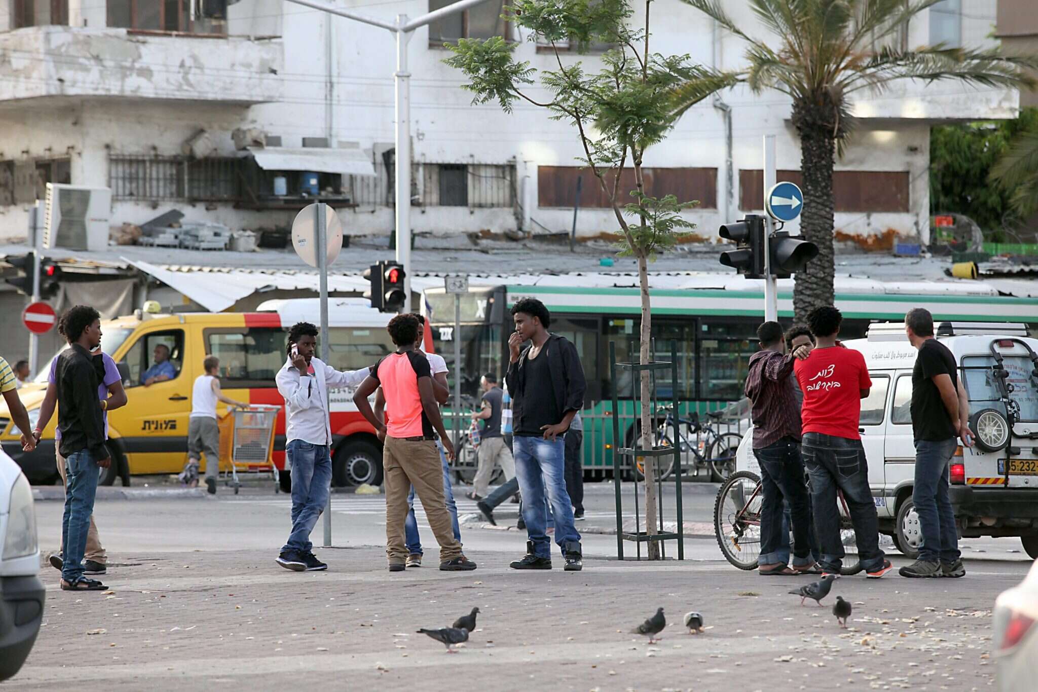 מסתננים ומהגרי עבודה במתחם התחנה המרכזית בתל אביב. | גדעון מרקוביץ'