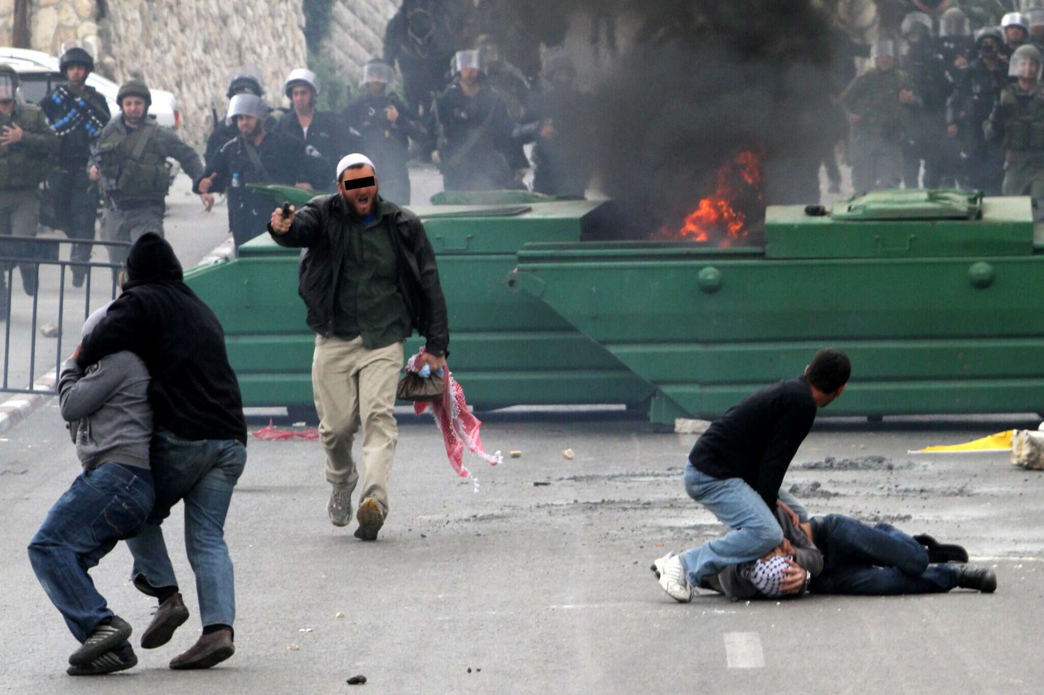 מסתערבים במהלך הפרות סדר בירושלים. | נתי שוחטפלאש90