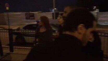 מפגינים מחוץ לבית הכנסת בשכונת מגוריו של מנדלבליט. | אריאל שנבל