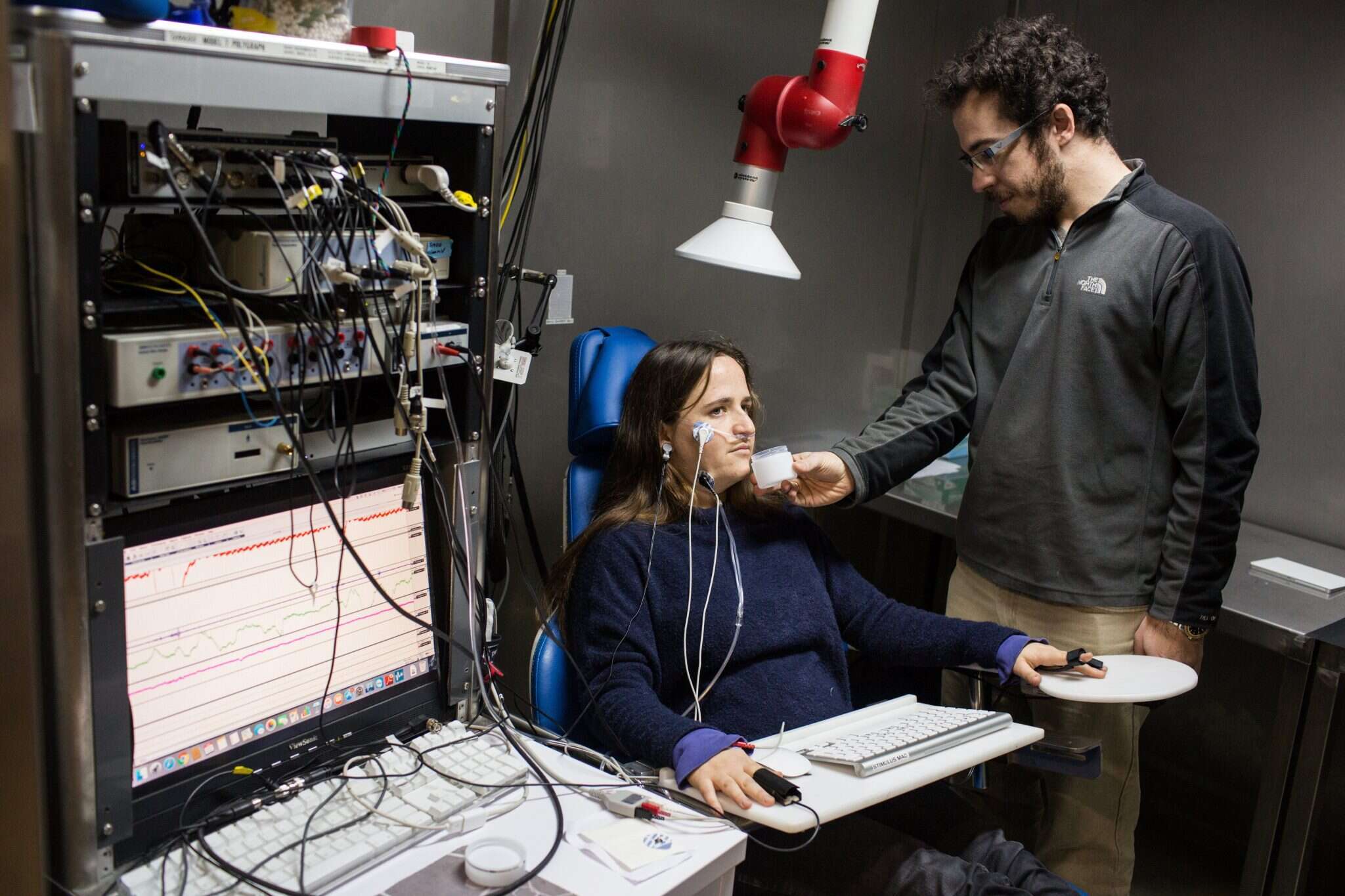 ניסויי ריח במעבדה. | אבישג שאר-ישוב ניסויי ריח במעבדה. | אבישג שאר-ישוב