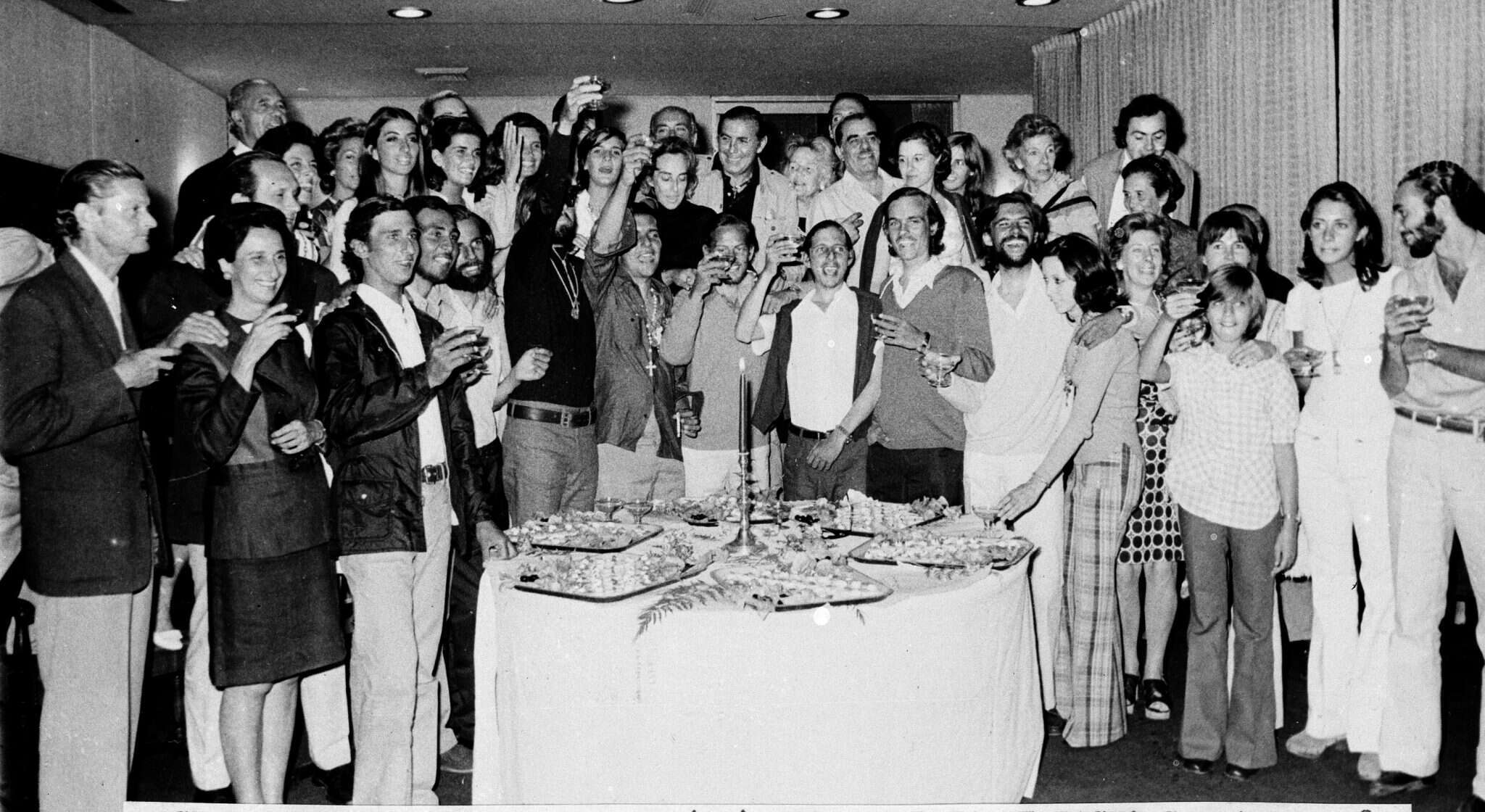 ניצולי הטיסה מרימים כוסית עם קרובי משפחה בסנטיאגו, צ'ילה, בחג המולד 1972. | AP