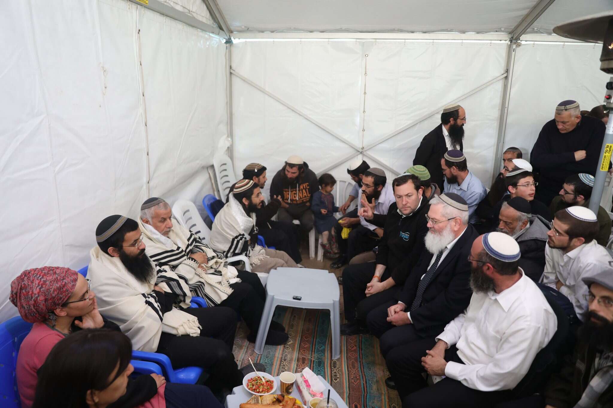 סגן השר בן־דהן בניחום אבלים בבית משפחת שבח, השבוע. | מרים צחי