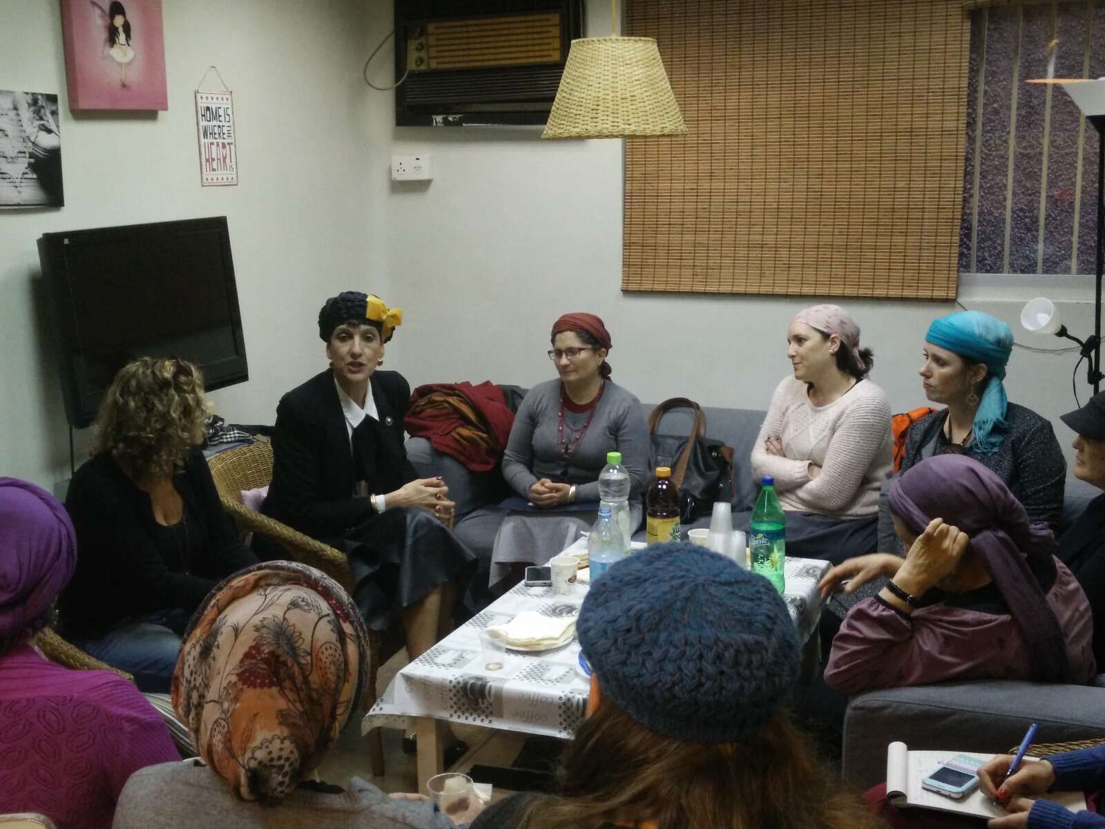 ח"כ שולי מועלם בסיור רבניות בדירות סיוע בדרום תל אביב של מרכז סלעית. | עזרא גבאי