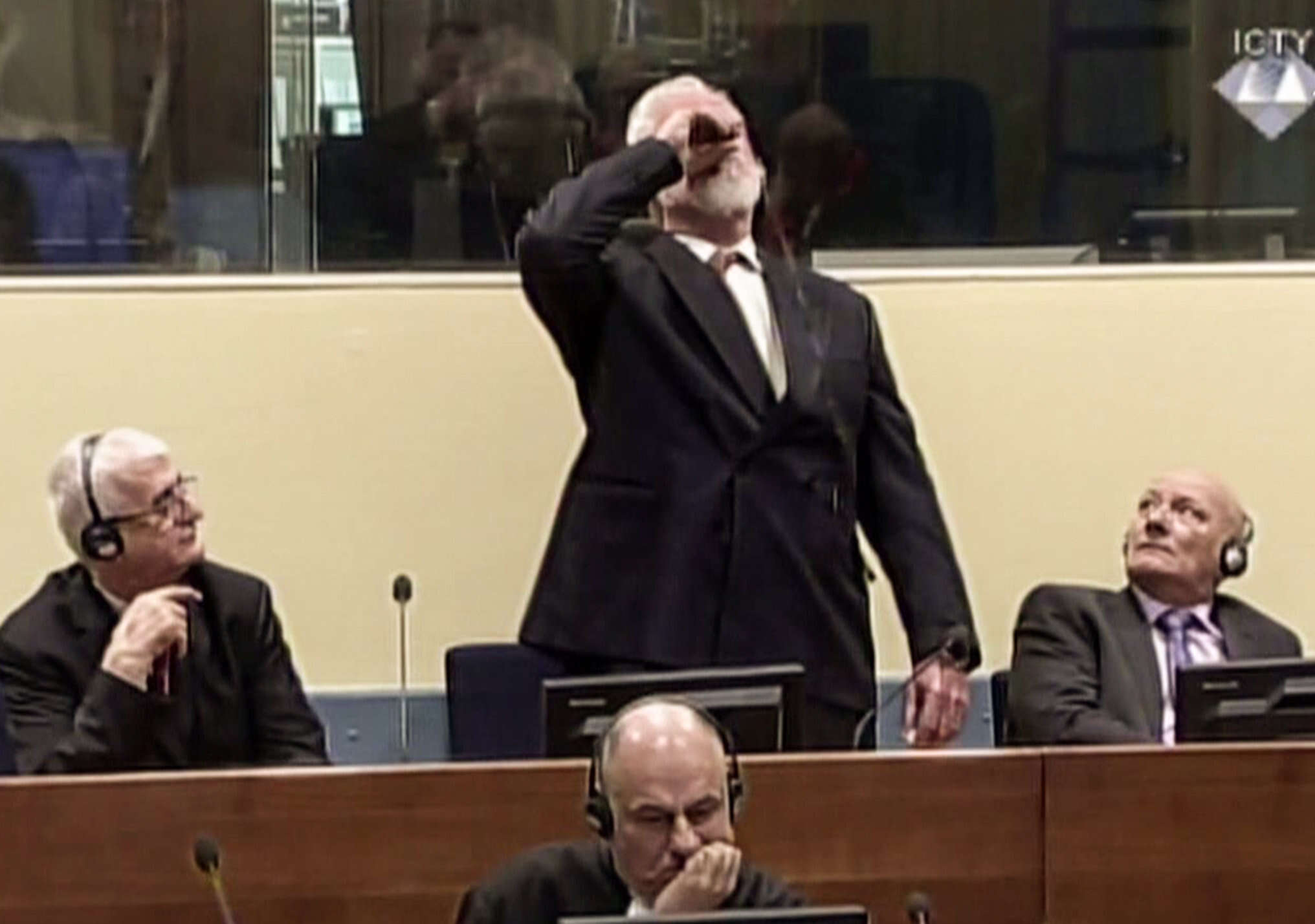 סלובודן פרליאק לוגם מבקבוק התרעלה. | AFP