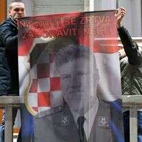 דגל עם דיוקנו של סלובודן פרליאק בקרואטיה. | AFP