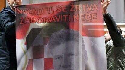 דגל עם דיוקנו של סלובודן פרליאק בקרואטיה. | AFP