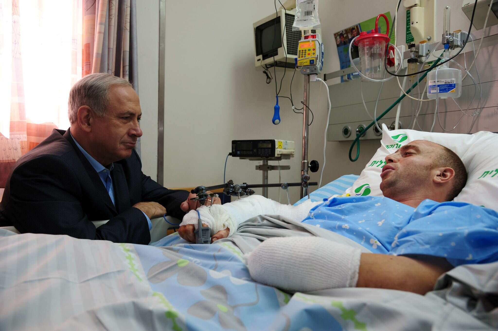 סרן זיו שילון בבית החולים. | קובי גדעון לע"מ