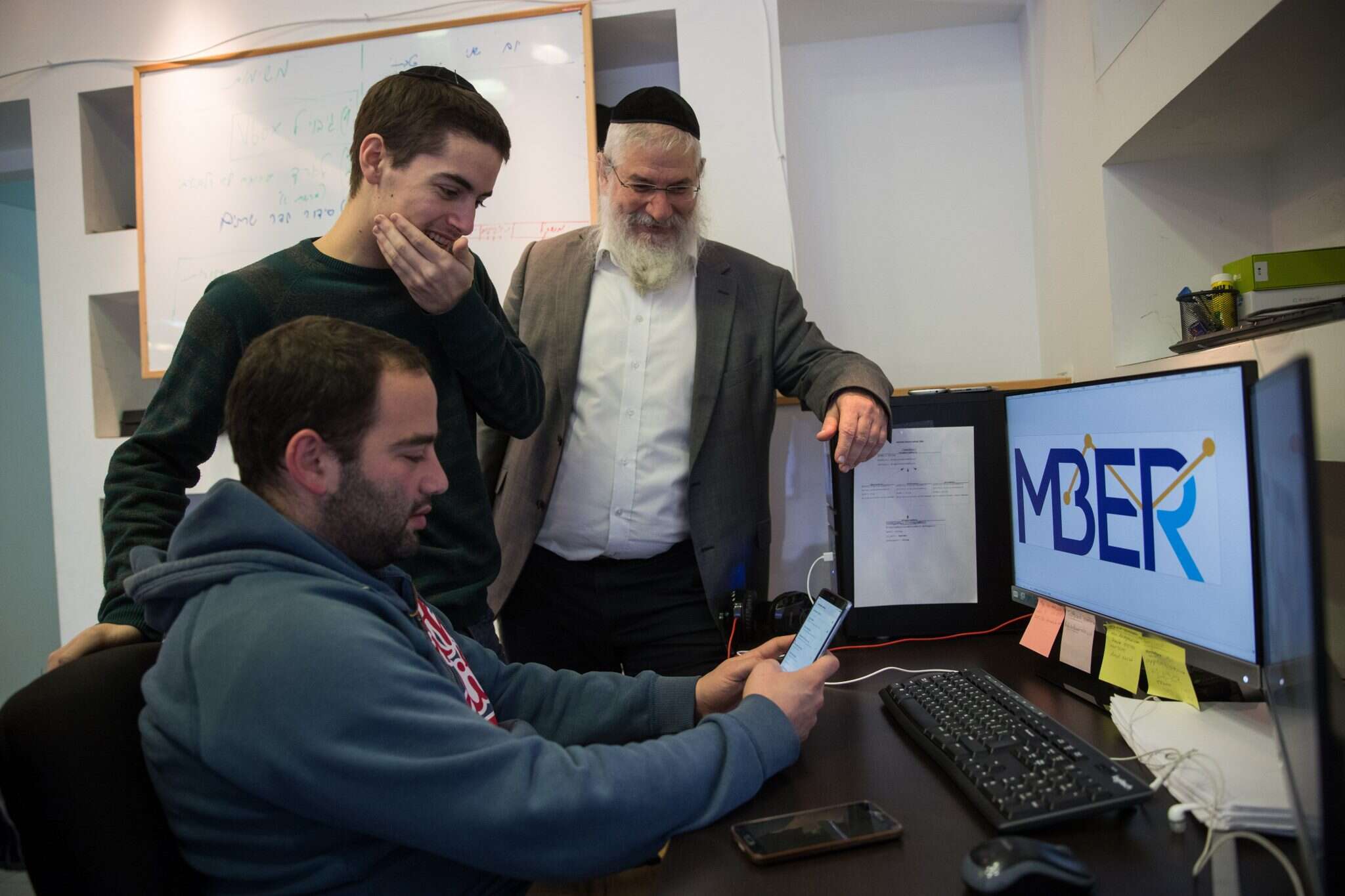 עובדי חברת MBER. | יונתן זינדל/פלאש 90