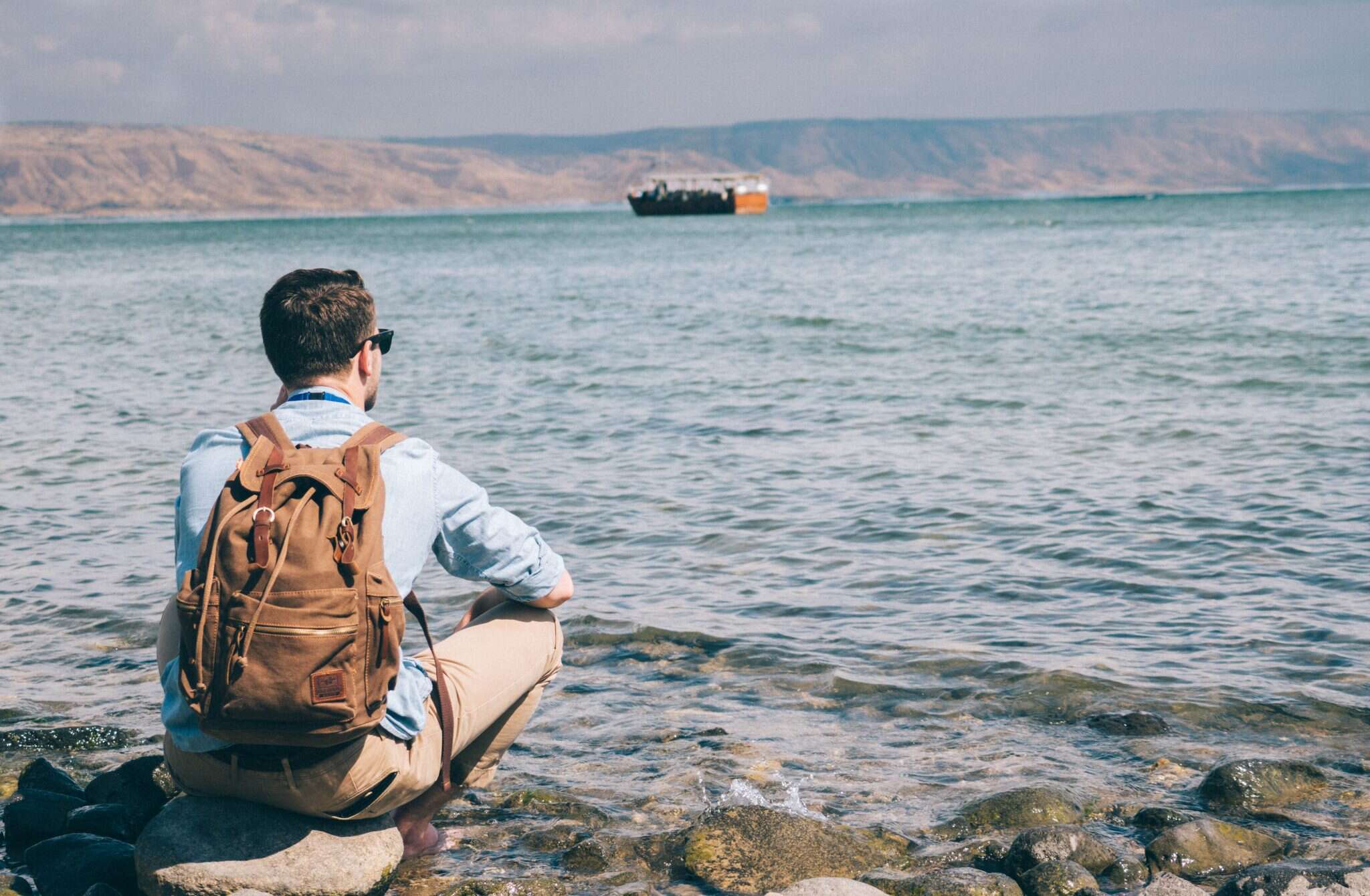 מטייל בכינרת. | באדיבות passages