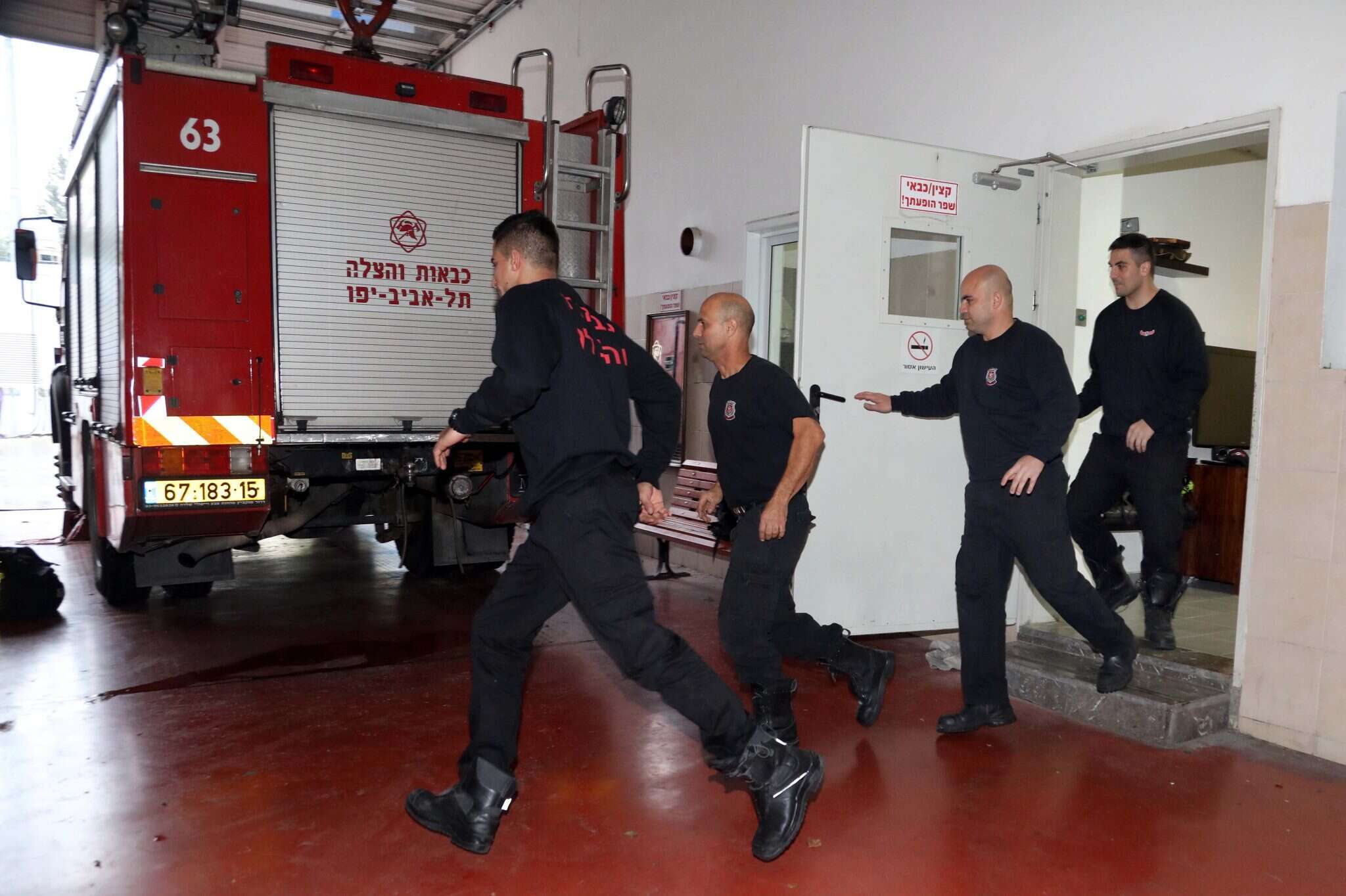 צוות הכבאים של התחנה האזורית ת"א. | גדעון מרקוביץ'