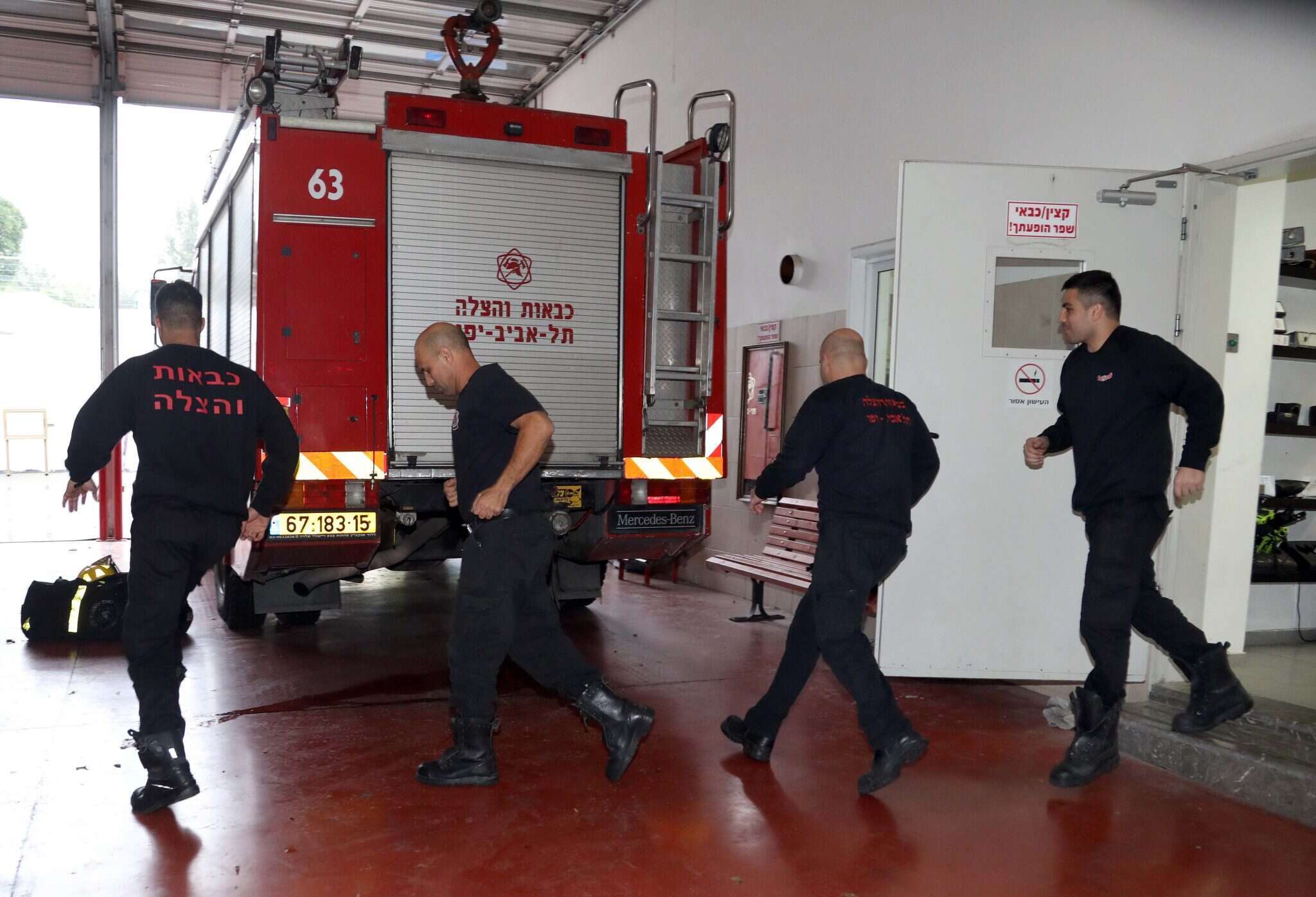 צוות הכבאים של התחנה האזורית ת"א. | גדעון מרקוביץ'