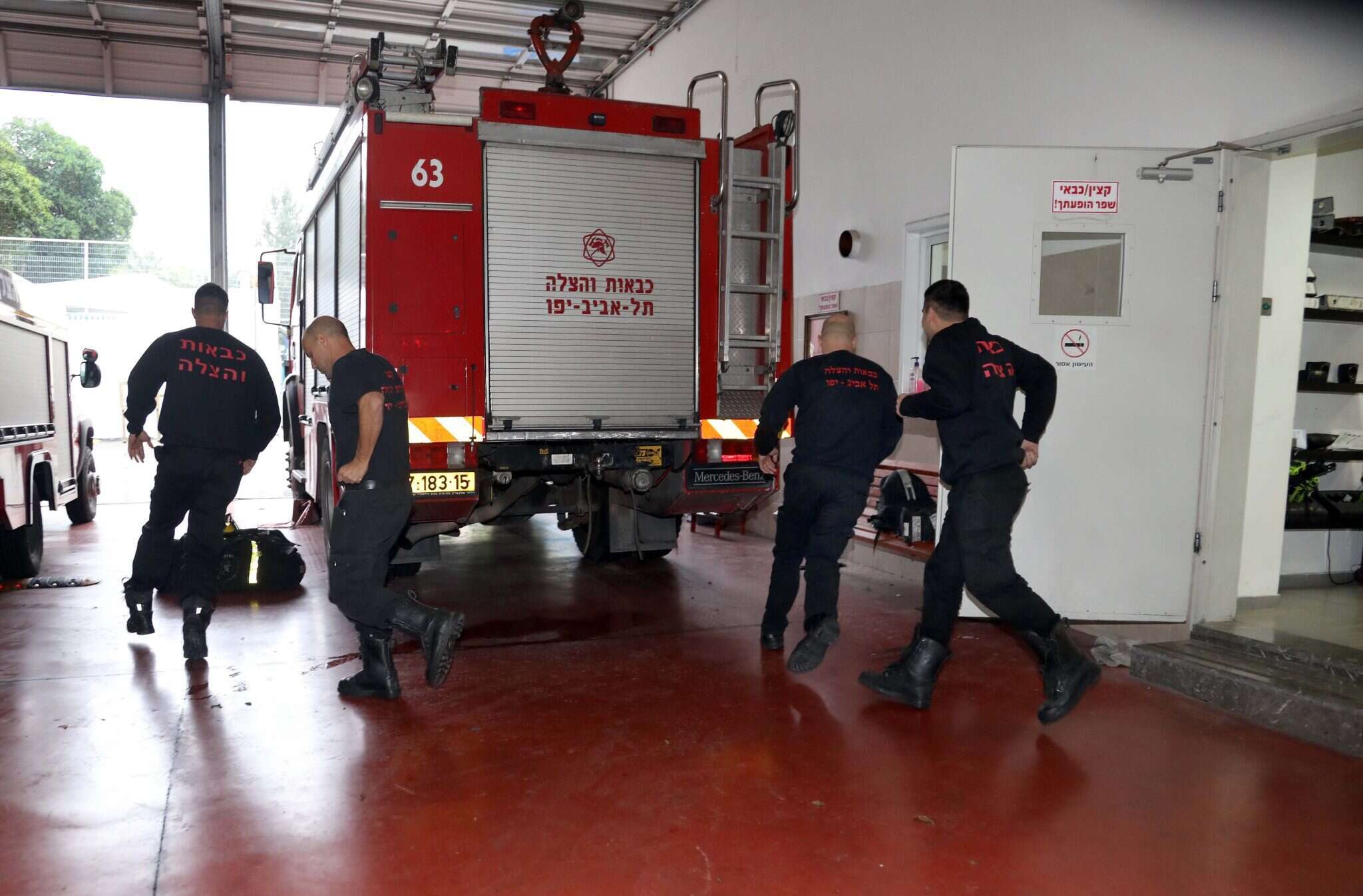 צוות הכבאים של התחנה האזורית ת"א. | גדעון מרקוביץ'