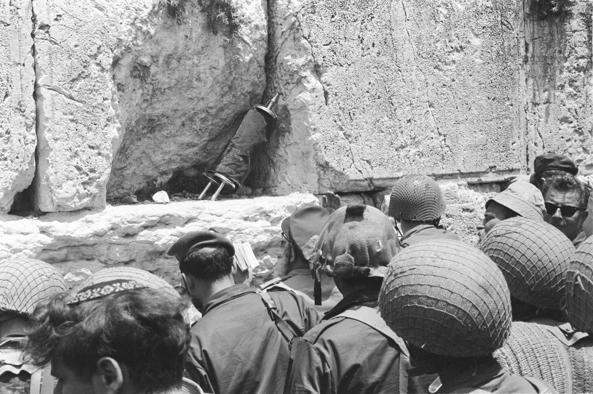הרב גורן וצנחנים בכותל. | מיכה בר עם, באדיבות ארכיון במחנה