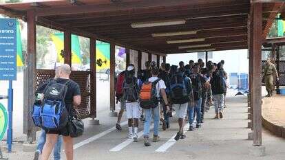 צעירים לפני גיוס בדרך לבקו"ם