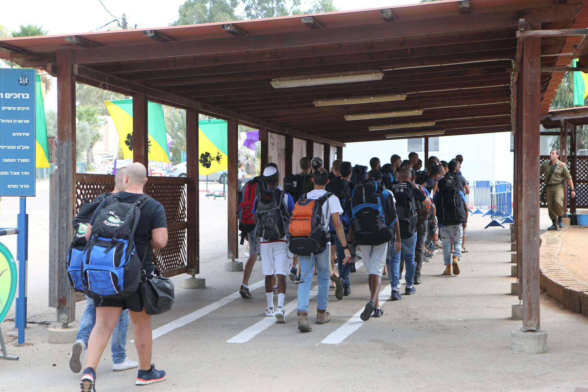 צעירים לפני גיוס בדרך לבקו"ם
