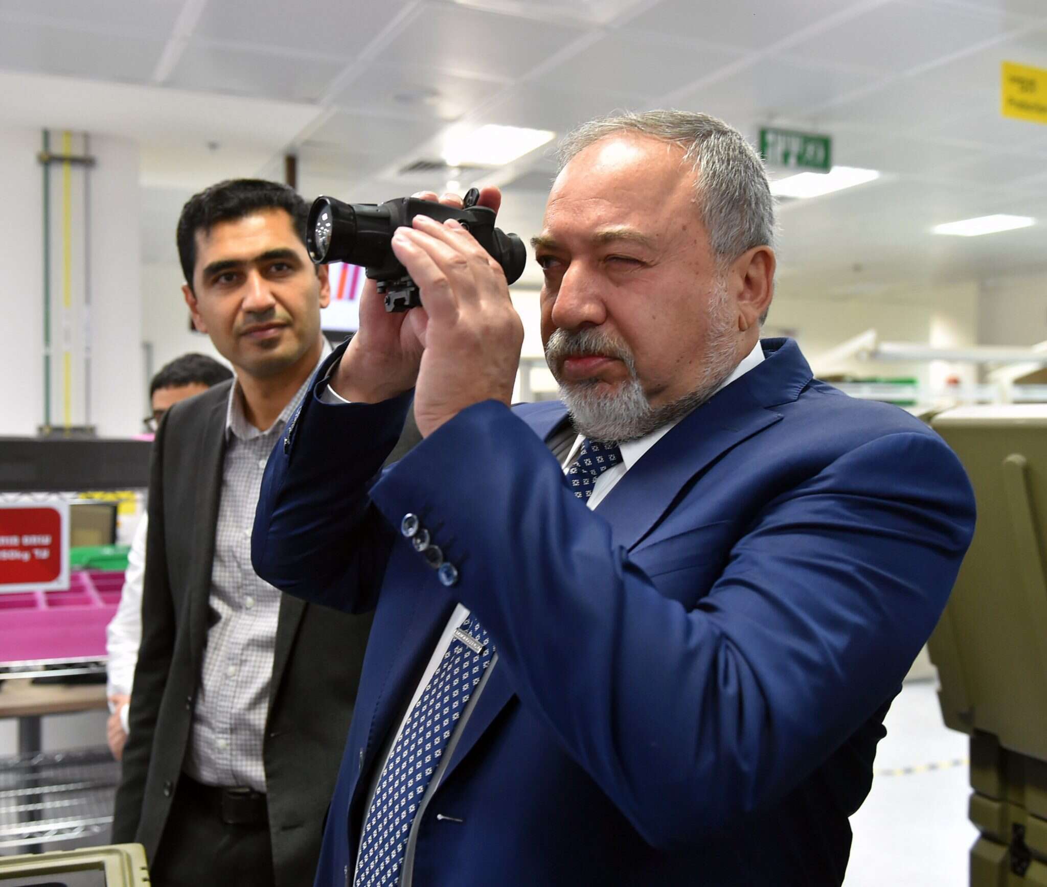 אביגדור ליברמן בביקור במפעל ביטחוני בשדרות. | אריאל חרמוני, משרד הביטחון אביגדור ליברמן בביקור במפעל ביטחוני בשדרות. | אריאל חרמוני, משרד הביטחון