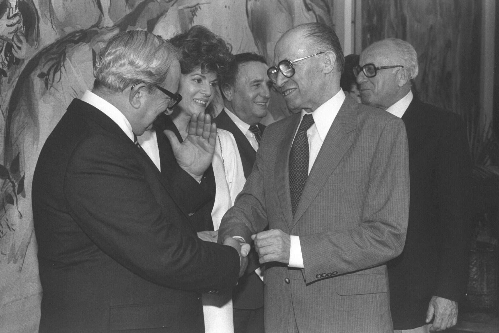 ראש הממשליה מנחם בגין והנשיא יצחק נבון. | חנניה הרמן, לע"מ