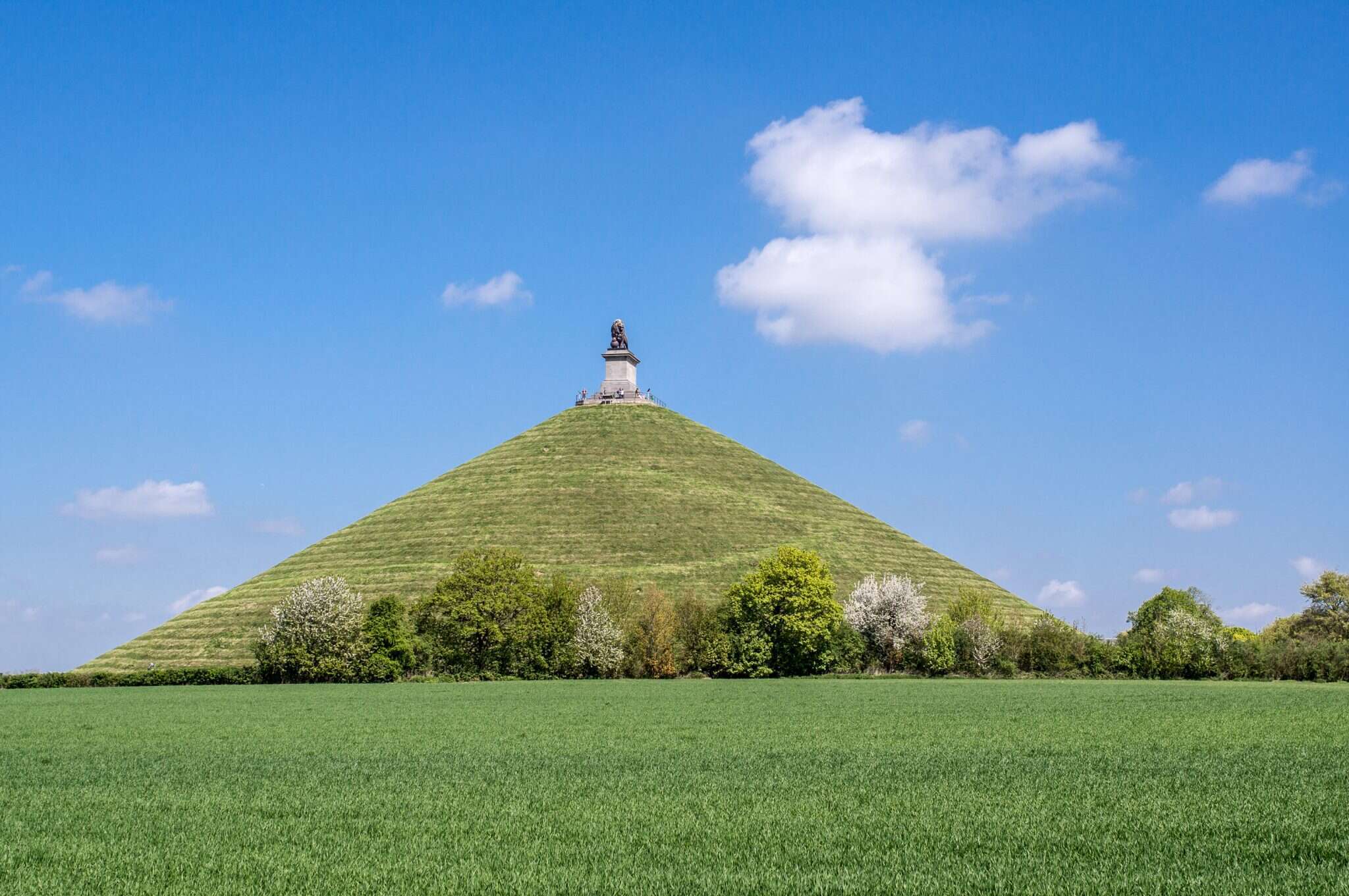שדה הקרב של ווטרלו, היום, עם תל האדמה ובראשו פסל האריה, האנדרטה לנסיך אורנג'. | שאטרסטוק שדה הקרב של ווטרלו, היום, עם תל האדמה ובראשו פסל האריה, האנדרטה לנסיך אורנג'. | שאטרסטוק