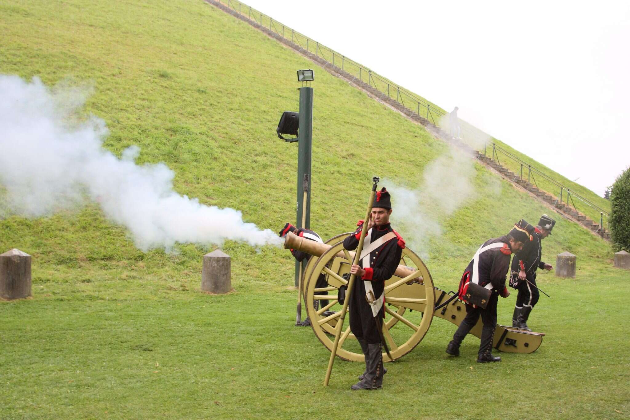 שחקנים משחזרים את ירי הארטילריה בקרב ווטרלו. | שאטרסטוק שחקנים משחזרים את ירי הארטילריה בקרב ווטרלו. | שאטרסטוק