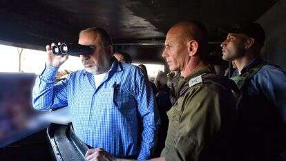 שר הביטחון אביגדור ליברמן בגבול לבנון. | אריאל חרמוני, משרד הביטחון