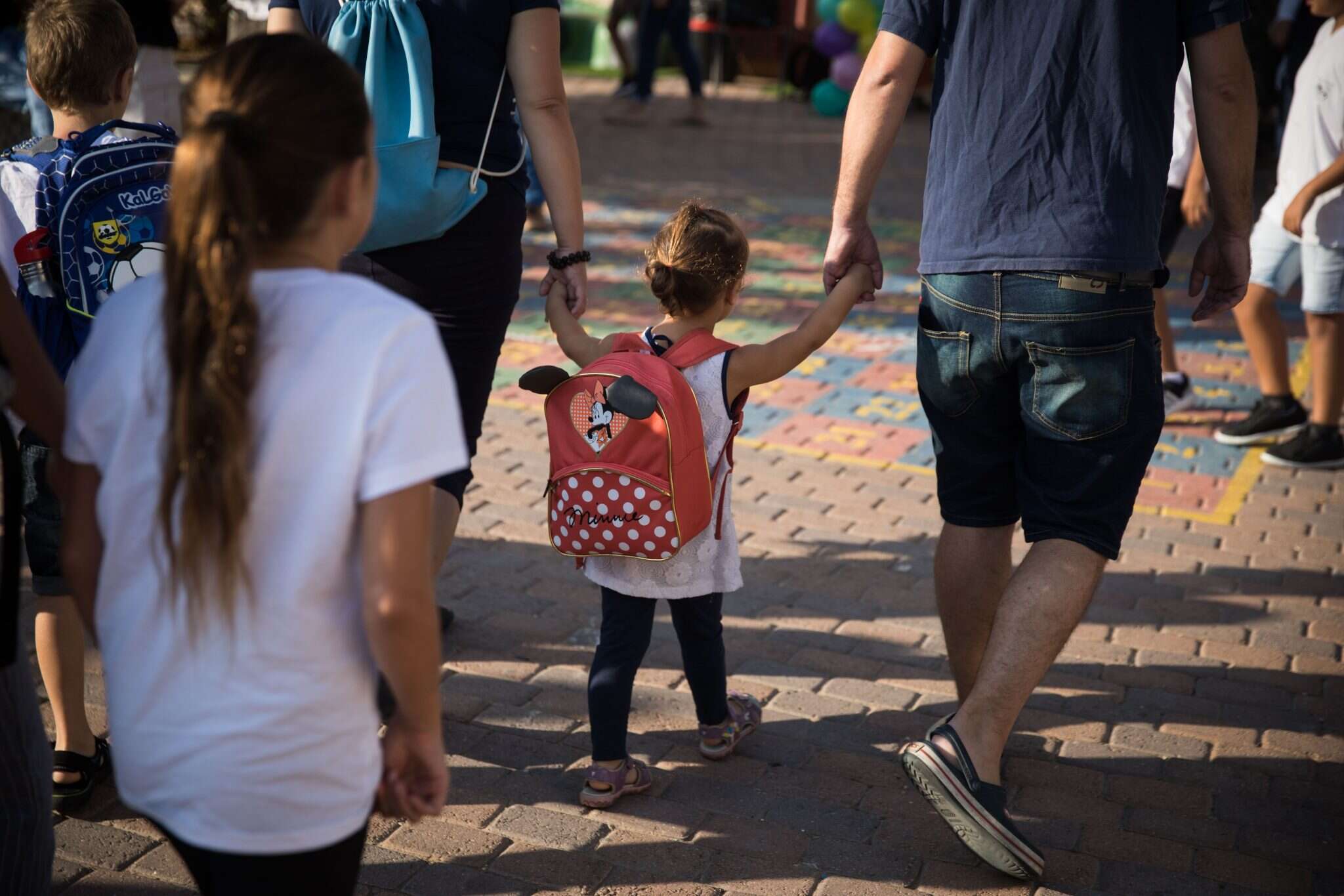 הורים מלווים את בתם לבית הספר. | ארכיון: הדס פרוש פלאש90