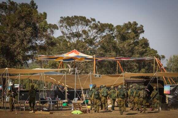 ליבי הבינה שאלה רגעיה האחרונים. חיילי צה"ל במתחם הנובה, 12 באוקטובר 2023 | חיים גולדברג - פלאש 90 ליבי הבינה שאלה רגעיה האחרונים. חיילי צה"ל במתחם הנובה, 12 באוקטובר 2023 | חיים גולדברג - פלאש 90