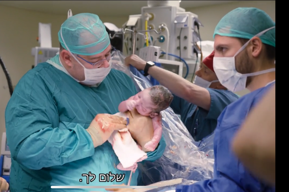 פגישה בגלל המלחמה. יריב יוגב עם בנה של ליהי אזולאי, מתוך הסדרה "בייבי בום" | צילום מסך מתוך קשת 12 פגישה בגלל המלחמה. יריב יוגב עם בנה של ליהי אזולאי, מתוך הסדרה "בייבי בום" | צילום מסך מתוך קשת 12