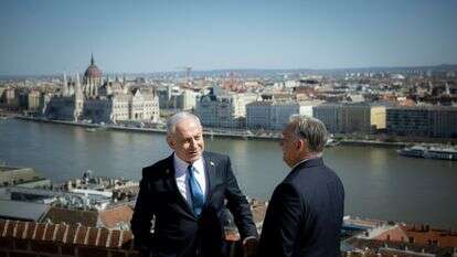 ראש הממשלה נתניהו בבודפשט עם מקבילו ההונגרי ויקטור אורבן, שהודיע על התנתקות הונגריה מבית הדין בהאג | EPA