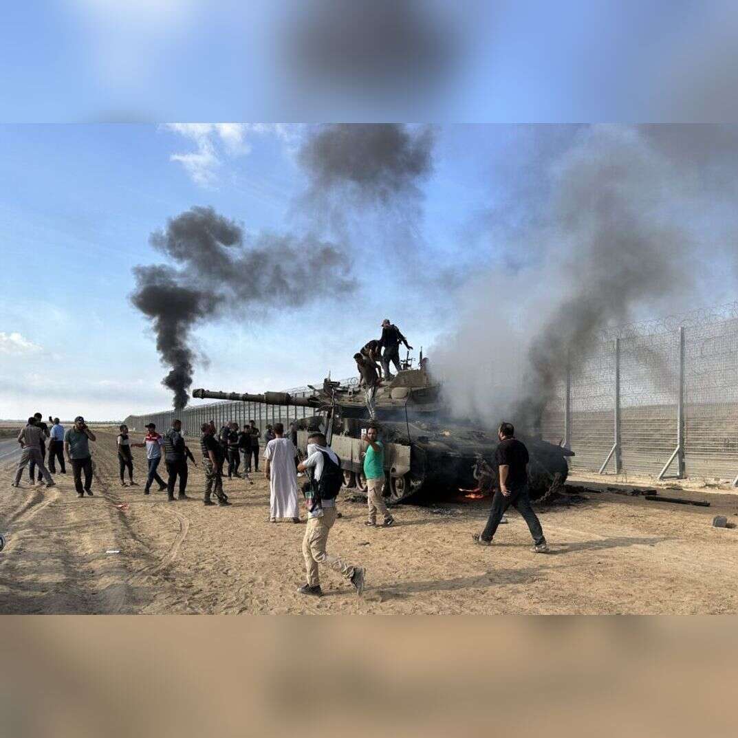 מחבלי חמאס שורפים טנק ישראלי ב־7 באוקטובר | גטי אימג'ס מחבלי חמאס שורפים טנק ישראלי ב־7 באוקטובר | גטי אימג'ס