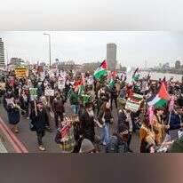 רדיפת יהודים אף פעם לא מסתיימת בהפגנות. צעדה אנטי־ישראלית בלונדון בפברואר | EPA