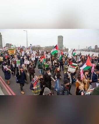 רדיפת יהודים אף פעם לא מסתיימת בהפגנות. צעדה אנטי־ישראלית בלונדון בפברואר | EPA