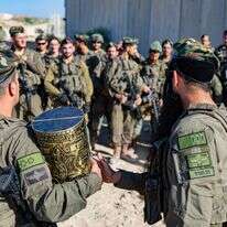 חיילי נצח יהודה בהכנסת ספר תורה במעבר ארז, יולי 2024 | חיים טויטו, נצח יהודה