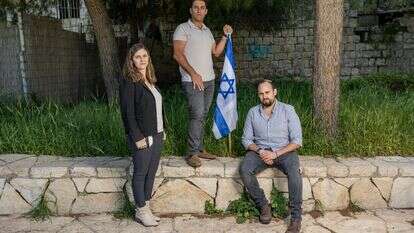 "זה לא ייאמן, אבל אנחנו חוזרים ל־6 באוקטובר". מימין: יאיר וייגלר, אלעד מלכא, שרה העצני־כהן | נעמה שטרן