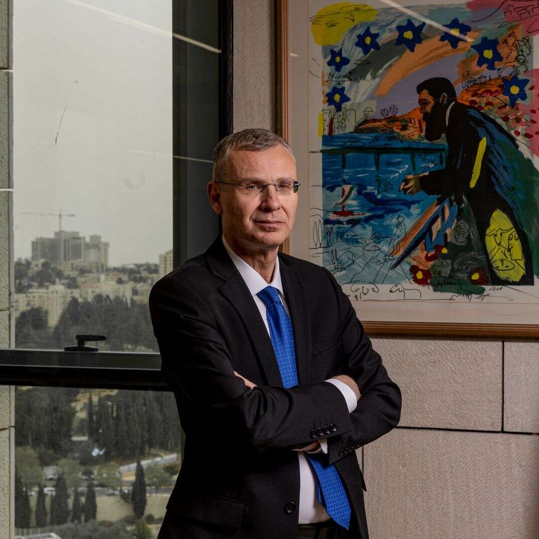 יריב לוין בלשכתו | נעמה שטרן יריב לוין בלשכתו | נעמה שטרן