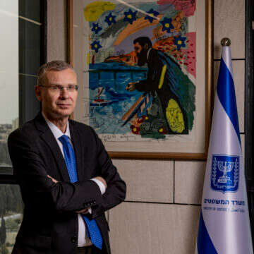 יריב לוין בלשכתו | נעמה שטרן