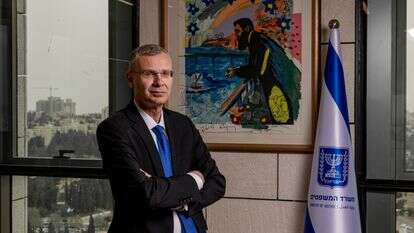 "אני לא מקבל את הגישה שאם יש חשש שבג"ץ יפסול משהו, עדיף לא לעשות אותו מלכתחילה". יריב לוין בלשכתו, השבוע | נעמה שטרן