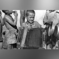 ילד מנגן בגטו לודז' | ארכיון יד ושם