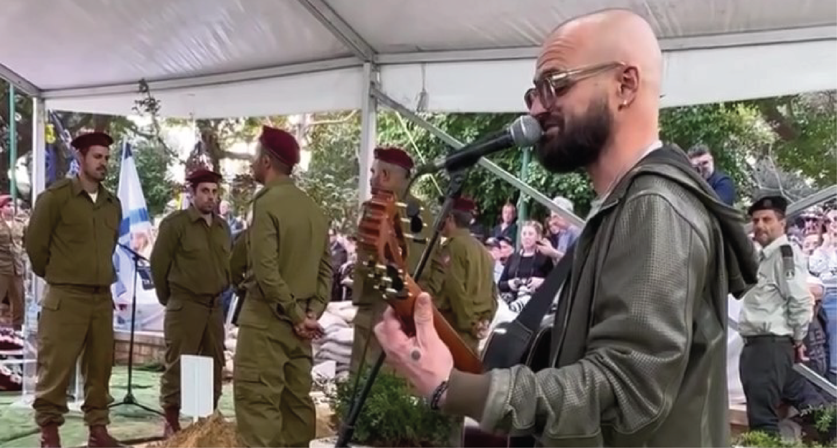 מחשבה לכתוב שיר לזכרו. בהלוויה של עומרי בן–שחר | מתוך האינסטגרם מחשבה לכתוב שיר לזכרו. בהלוויה של עומרי בן–שחר | מתוך האינסטגרם
