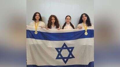 נבחרת המתמטיקה. מימין לשמאל: נטע אילני, מעין רביד, מאיה כהן ואולגה בסוב | משרד החינוך ומרכז מדעני העתיד