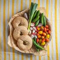 בייגלה ירושלמי ממולא בגבינה ועירית | גיא אשכנזי, Karela Agency