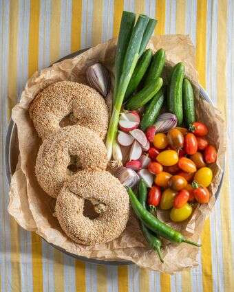 בייגלה ירושלמי ממולא בגבינה ועירית | גיא אשכנזי, Karela Agency בייגלה ירושלמי ממולא בגבינה ועירית | גיא אשכנזי, Karela Agency