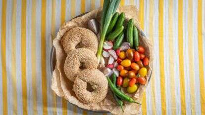 בייגלה ירושלמי ממולא בגבינה ועירית | גיא אשכנזי, Karela Agency