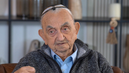 ניצול השואה אביגדור נוימן | צילום מסך מתוך זיכרון בסלון