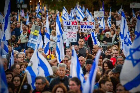 אבשלום ששוני, פלאש 90 | "החילונים צריכים להתחיל להגדיר את עצמם כשבט". הפגנה בתל־אביב נגד הממשלה, בחודש שעבר אבשלום ששוני, פלאש 90 | "החילונים צריכים להתחיל להגדיר את עצמם כשבט". הפגנה בתל־אביב נגד הממשלה, בחודש שעבר